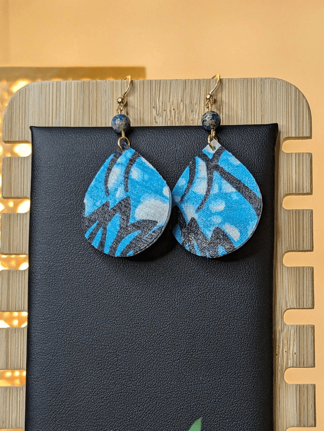 Boucles d'oreilles pendante en similicuir et en tissus enduit dégradé bleu. Perles naturelles, fermoir de couleur or.