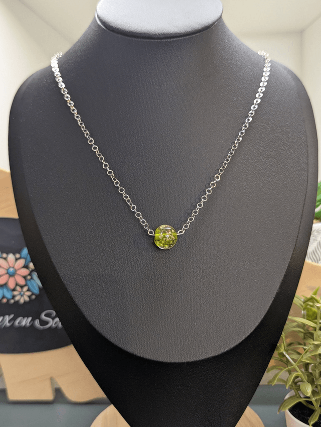 collier mi long avec chaine de couleur argent et pendentif en verre de couleur vert clair. 