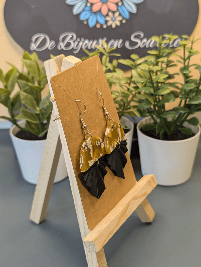 Boucles d'oreilles en deux parties, jaune et noir. 