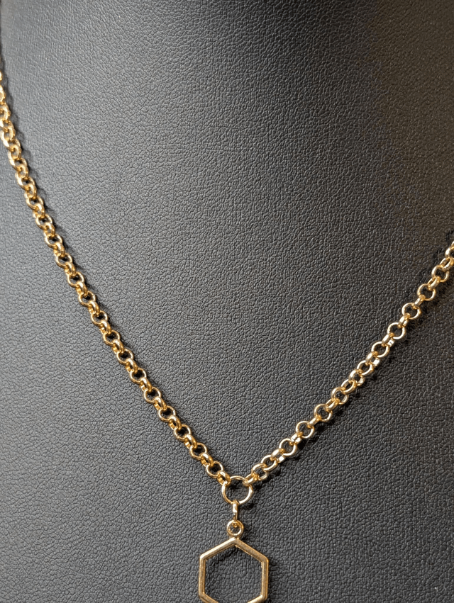 Collier mi long avec une chaine de couleur or et un pendentif en résine bleu et blanc, et un pendentif en métal doré. 