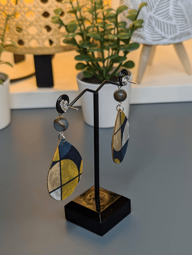 Boucles d'oreilles pendante similicuir marron, bleu et tissus enduit marron noir et bleu. Perles naturelles d'Everisonne bleu et marron.