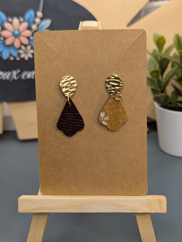 Petite boucles d'oreilles en cuir rouge bordeaux et tissus enduit, fermoir de couleur or.