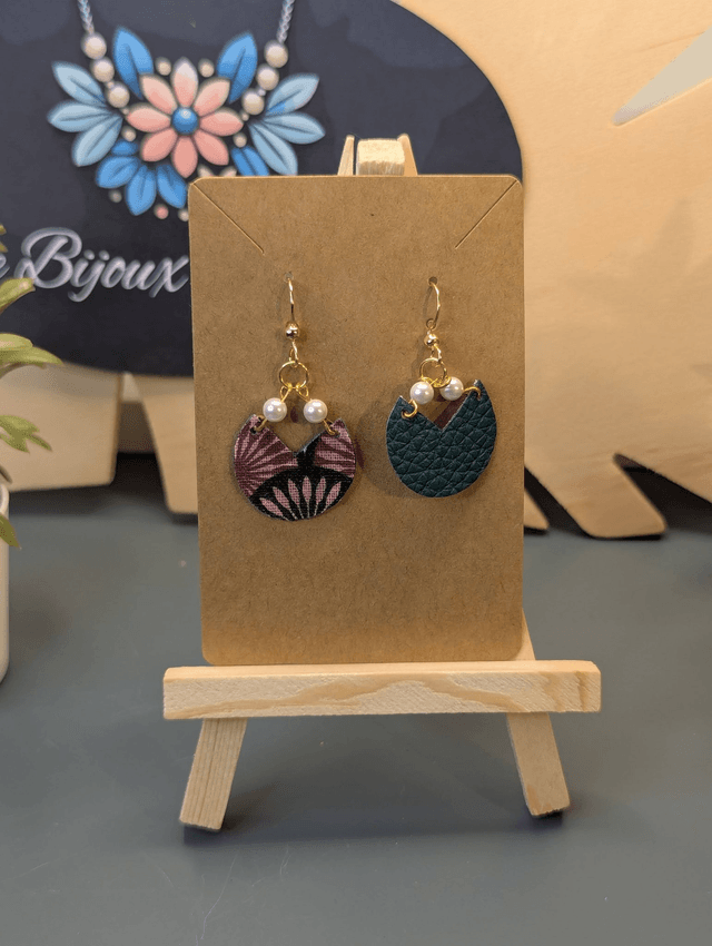 Boucles d'oreilles en tissus enduit rouge te noir et cuir vert foncé avec des perles de coquillage. 