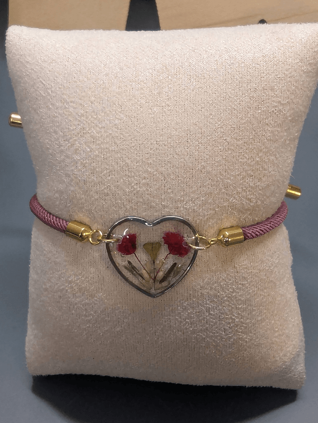 Bracelet corde ajustable violet et cœur en résine.