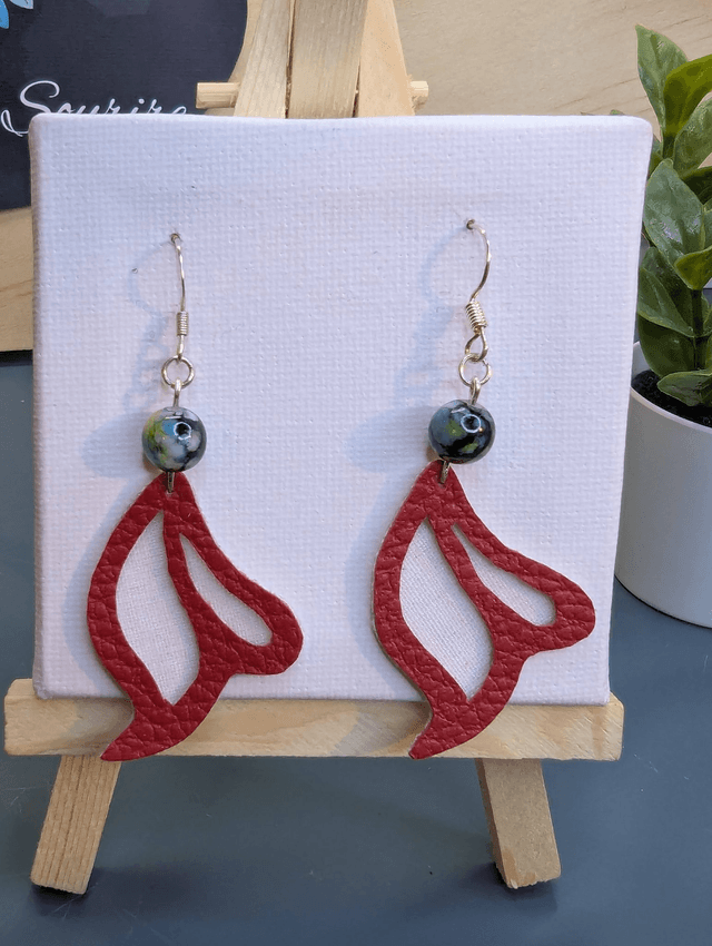 Boucles d'oreilles ailes de papillon rouge en similicuir. 