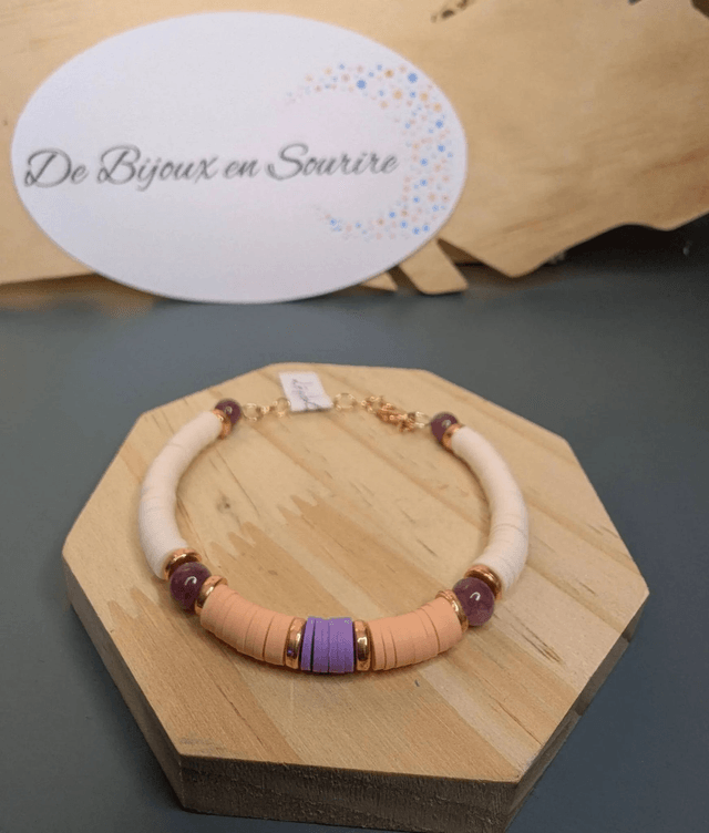 Bracelet en perles Heishi de couleur rose violet blanche avec des perles naturelles, le fermoir est doré.