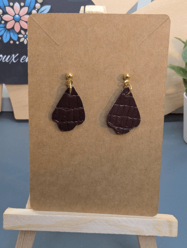 Petite boucles d'oreilles en cuir rouge et tissus enduit, fermoir de couleur or.