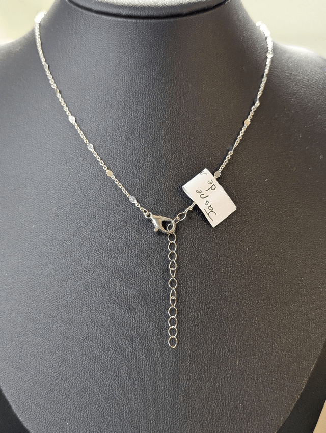 Collier court avec chaine de couleur argent, pendentif en bois et perle naturelle. 