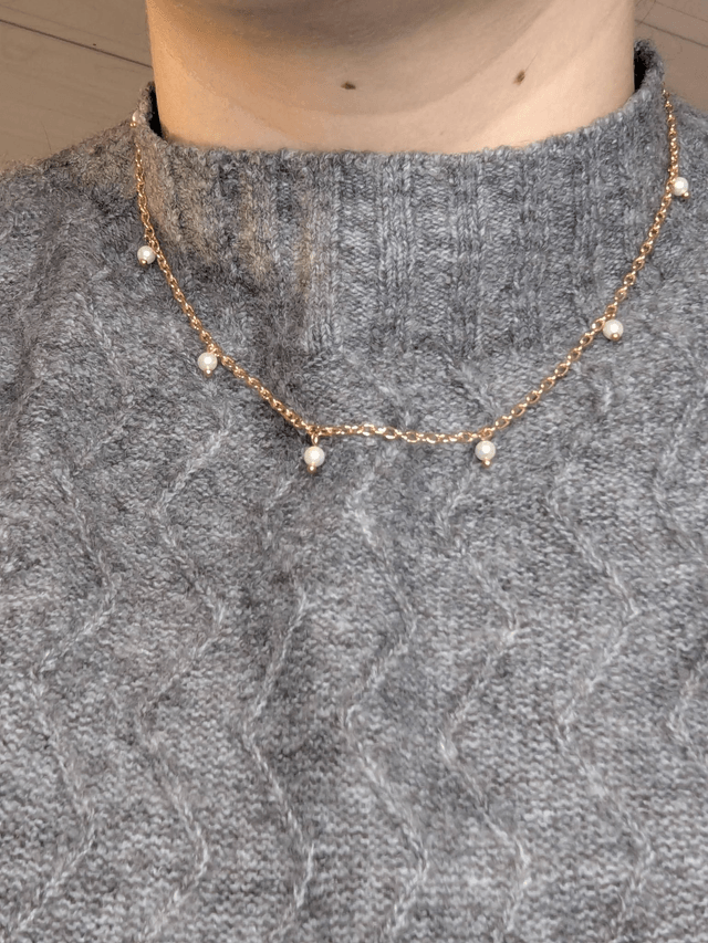 collier court avec une chaine en or fine et des perles naturelles de couleur blanc nacré, la chaine fermoir est de couleur or. 