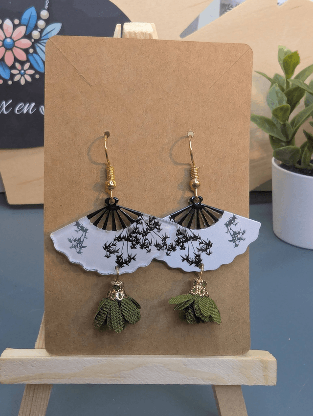 Boucles d'oreilles avec breloque éventail et pompon vert.