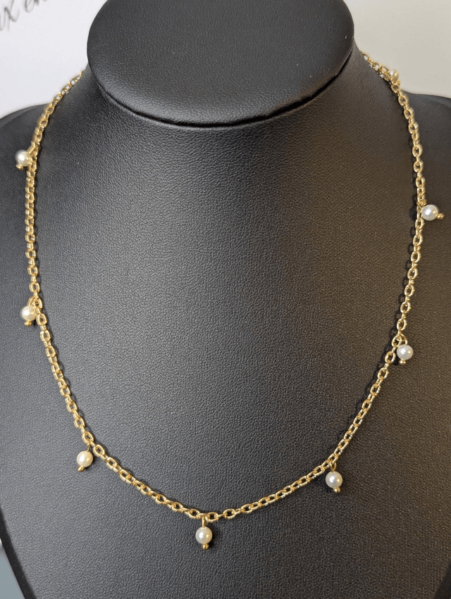 collier court avec une chaine en or fine et des perles naturelles de couleur blanc nacré, la chaine fermoir est de couleur or. 