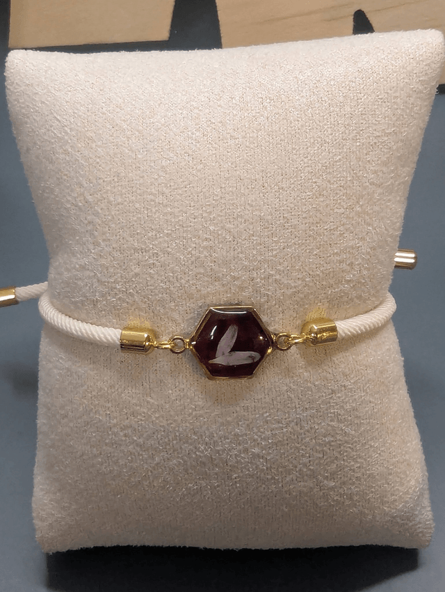 Bracelet corde ajustable blanc et petit hexagone en résine.