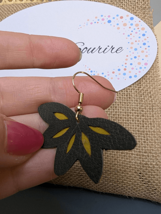 boucles d'oreilles en forme de fleur avec du cuir kaki et avec du tissus jaune en transparence, des perles naturelle, le fermoir est doré. 