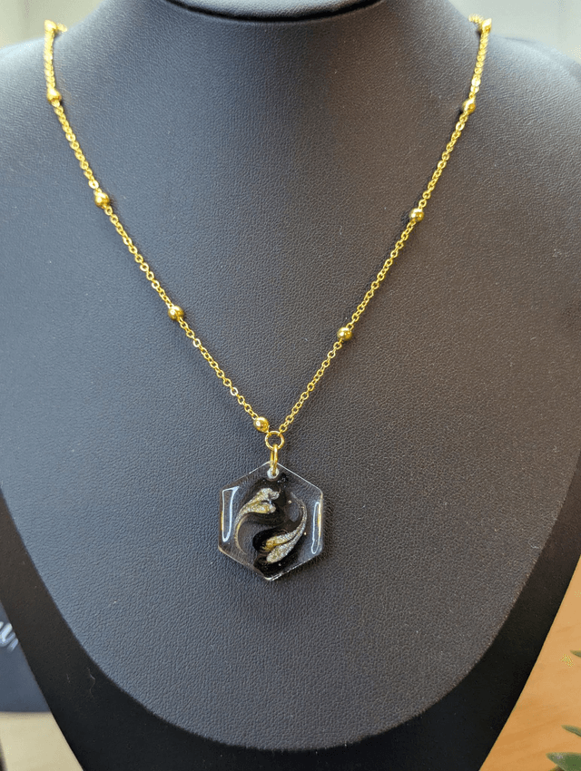 Collier avec pendentif en résine hexagonal. 
