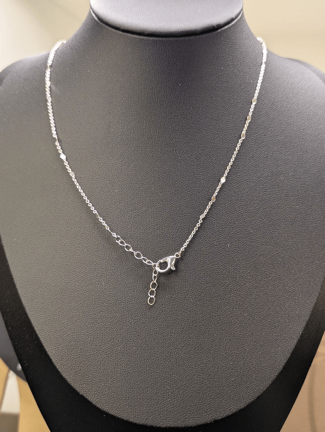 Collier avec chaine argent et pendentif en forme de cœur et fleurs séchées. 