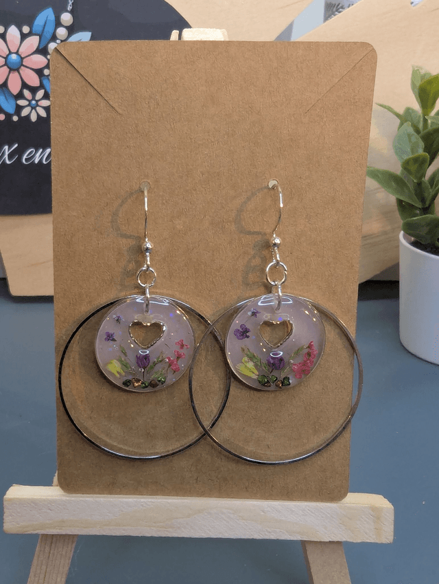 Boucles d'oreilles ronde avec résine et fleurs. 