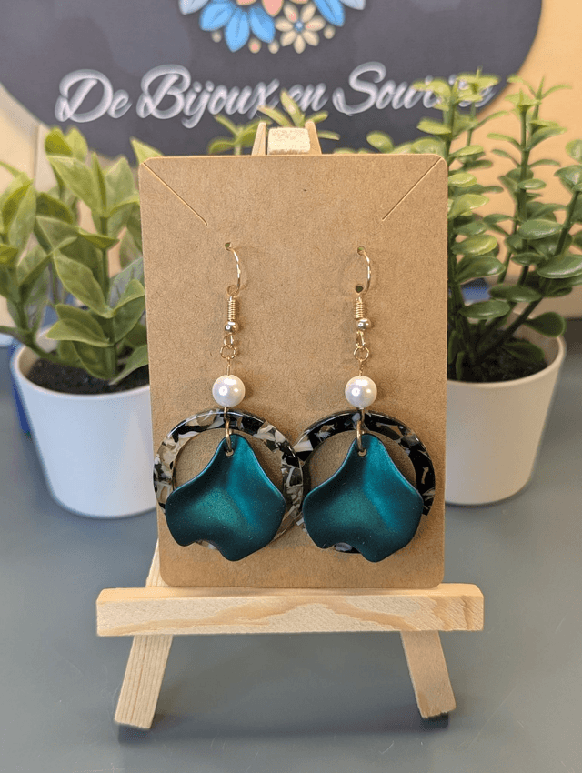Boucles d'oreilles avec 2 pendentifs, cercle en résine coloré blanc et noir et pétale vert à l'intérieur.