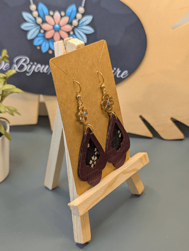 Boucles d'oreilles tombante en cuir rouge et tissus enduit marron.
