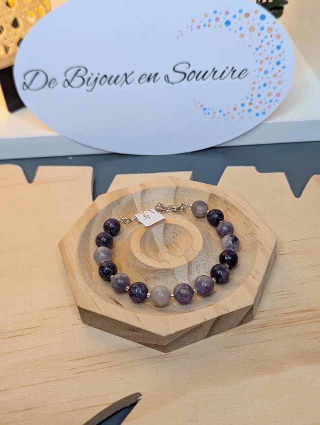 Bracelet en pierre de lépidolite violette, et des perles de rocailles. Le fermoir en de couleur argent ainsi que la chaine fermoir.