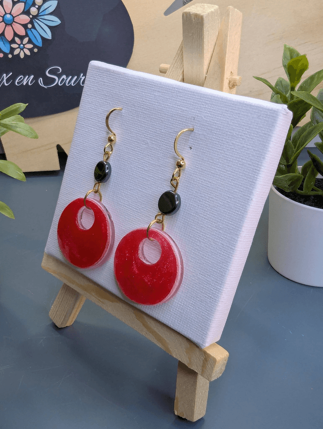 Boucles d'oreilles ronde en résine UV rose et hématite. 