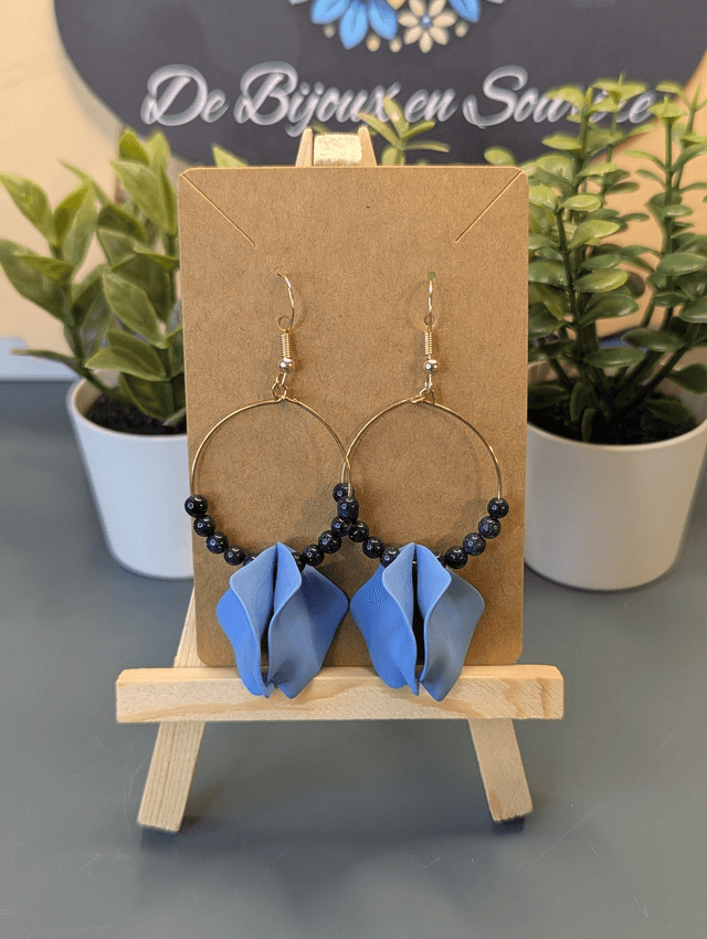Petites boucle d'oreille créole en perles naturelles noire et des breloque en forme de pétales bleu. 