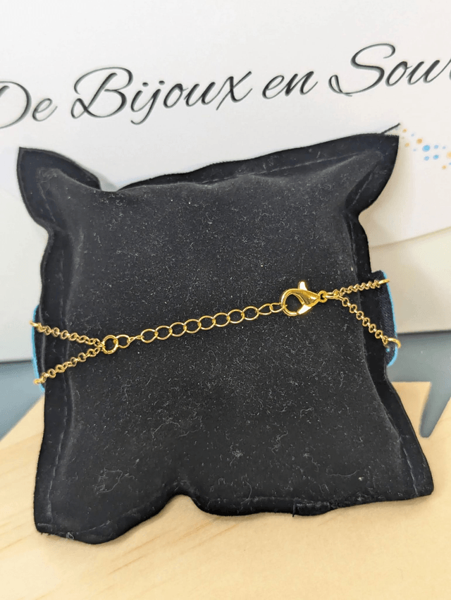 Bracelet manchette en cuir bleu, avec du tissus enduit bleu foncé (résistant), une chaine dorée. Le fermoir est de couleur doré.