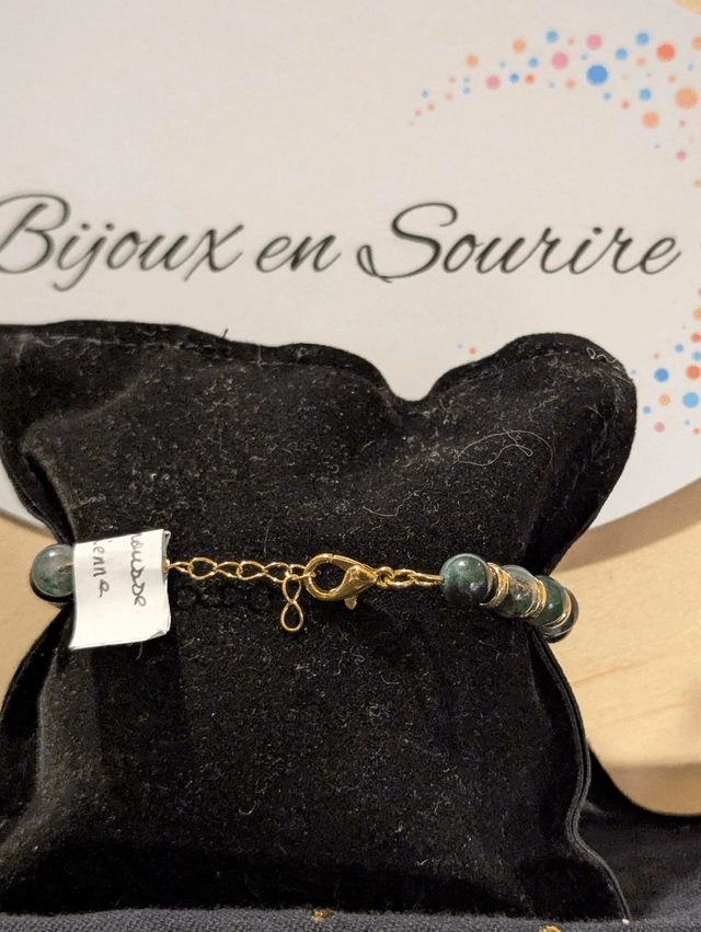 Bracelet en perles d'agate mousse et indienne, avec des perles d'espacement de couleur or, le fermoir et la chaine fermoir sont en argent. 