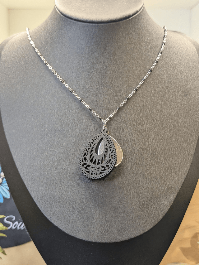 Collier mi long avec chaine couleur argent et noir et deux pendentifs. 