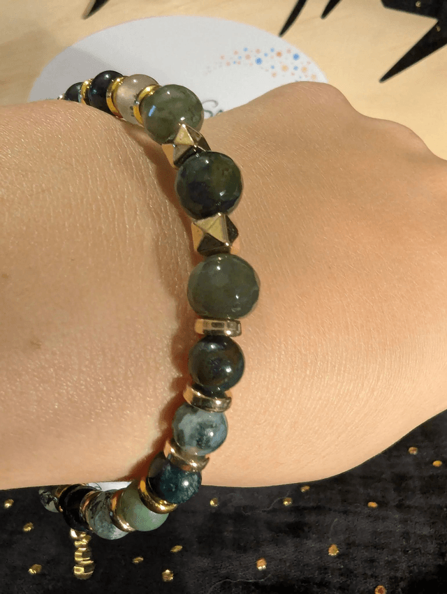 Bracelet en perles d'agate mousse et indienne, avec des perles d'espacement de couleur or, le fermoir et la chaine fermoir sont en argent. 