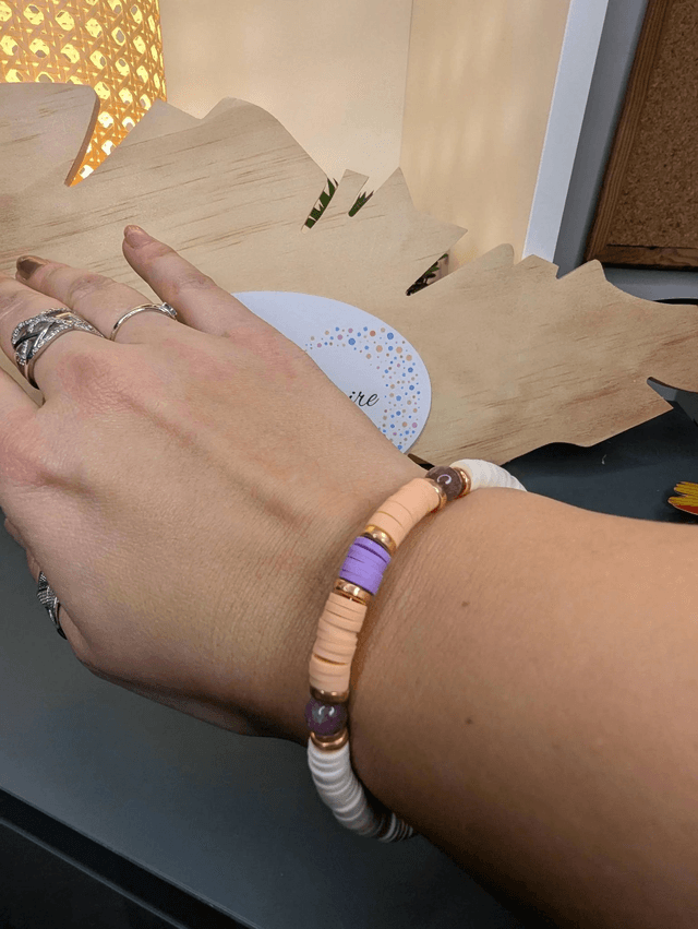 Bracelet en perles Heishi de couleur rose violet blanche avec des perles naturelles, le fermoir est doré.
