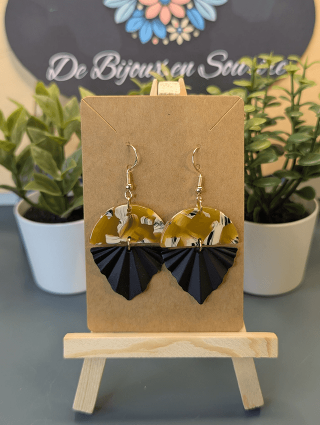 Boucles d'oreilles en deux parties, jaune et noir. 