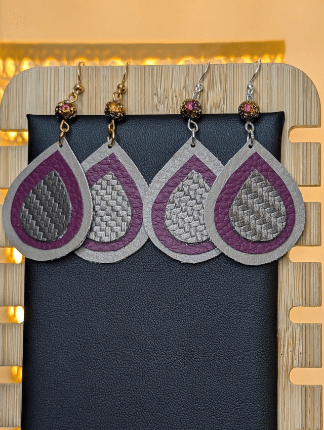 Boucles d'oreilles pendante en similicuir et en tissus enduit violet, gris argenté. avec des perles naturelles, le fermoir est en argent 925.