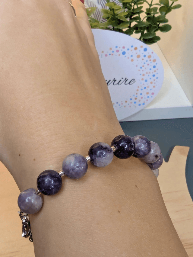 Bracelet en pierre de lépidolite violette, et des perles de rocailles. Le fermoir en de couleur argent ainsi que la chaine fermoir.