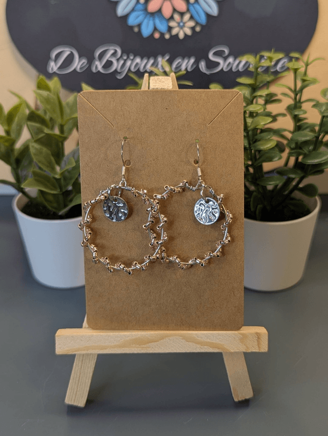 Petites créoles avec perles en verre rose et pendentif argent rond. 
