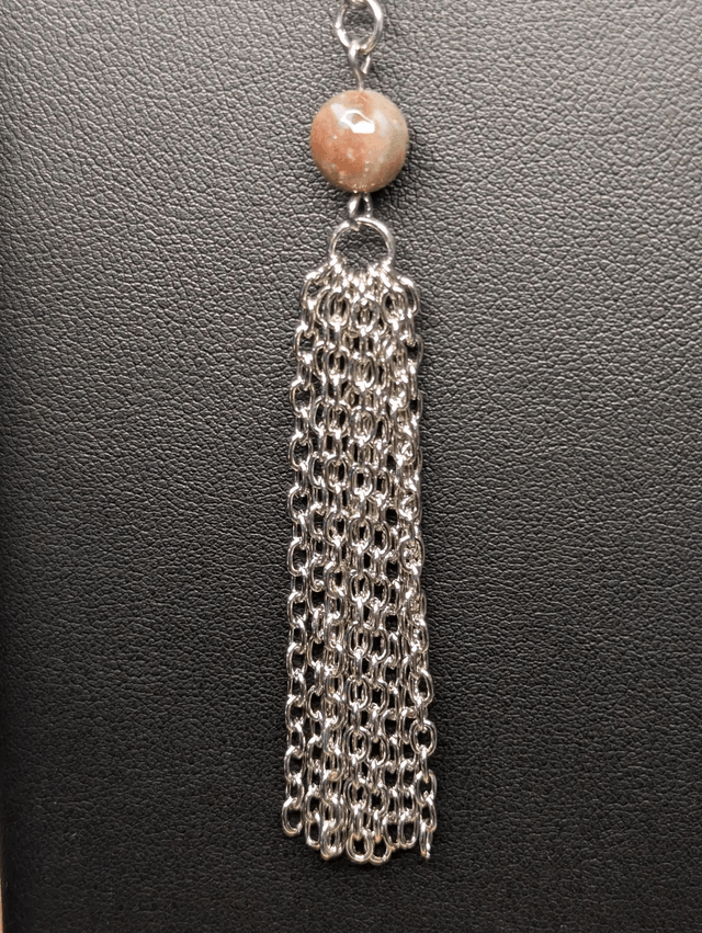 Collier long, sautoir, avec une chaine de couleur argent, perles naturelles d'agate indienne verte, et un pompon en chaine argentée.