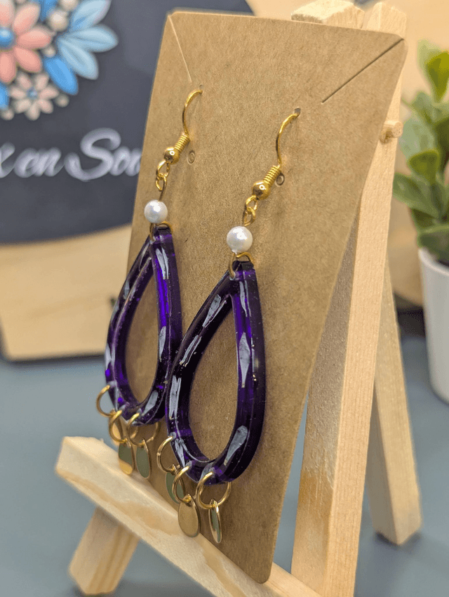Boucles d'oreilles pendante en forme de goutte violette. 