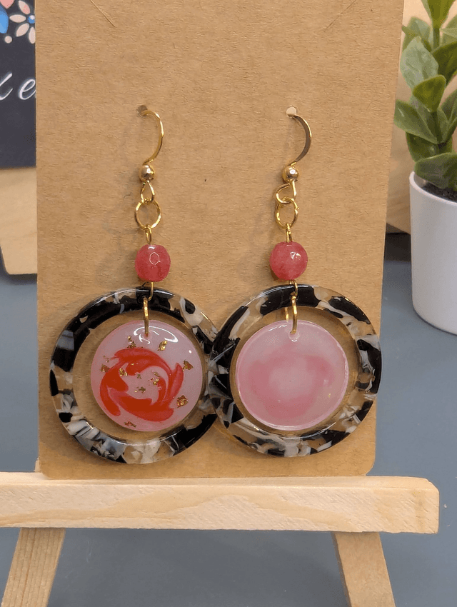 Boucles d'oreilles avec 2 pendentifs ronds, des perles naturelles et un fermoir couleur or. 