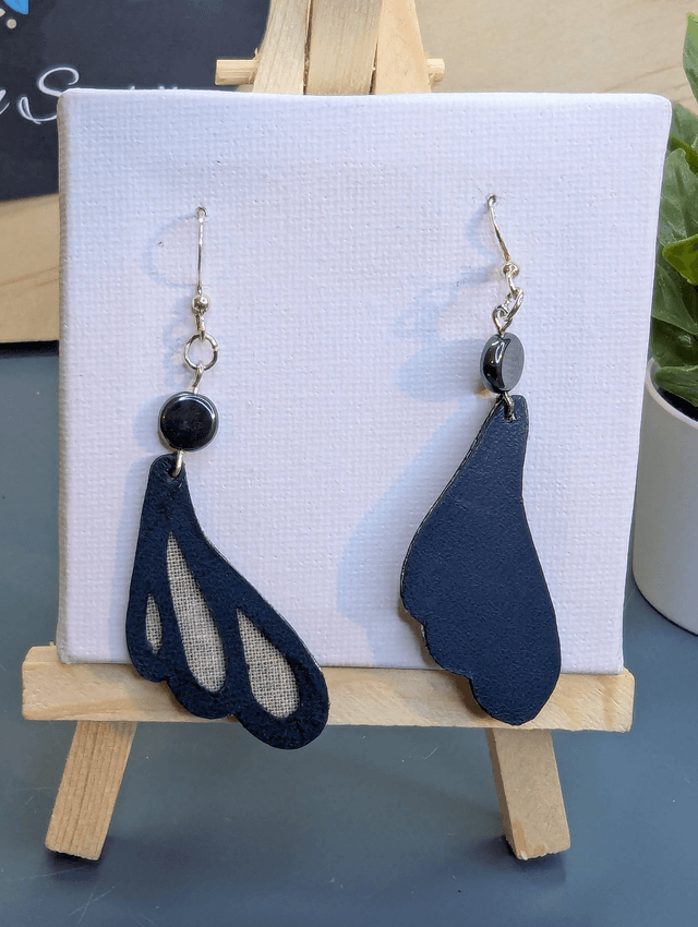 Boucles d'oreilles ailes de papillon bleu en cuir. 