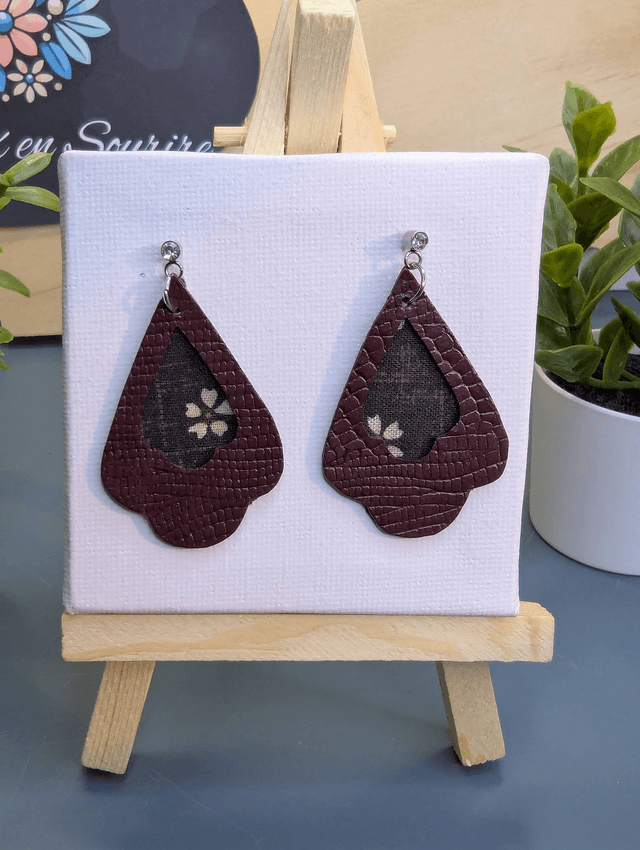 Boucles d'oreilles double face en cuir rouge et tissus enduit marron.