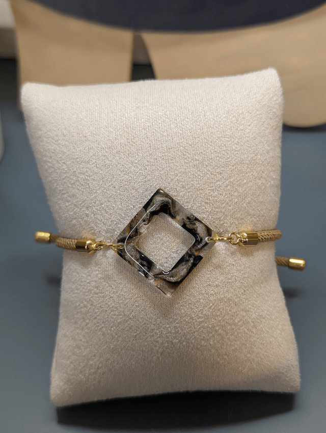 Bracelet corde ajustable marron clair et carré en résine.