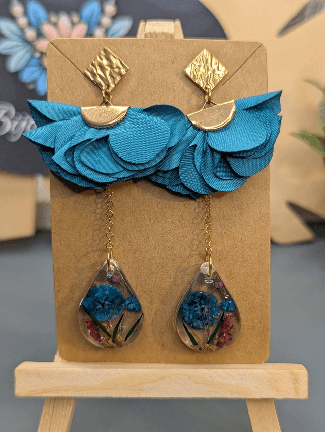 Boucles d'oreilles longue bleu avec fermoir clou doré. 