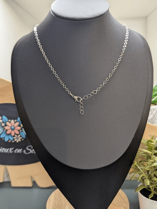 collier mi long avec chaine de couleur argent et pendentif en verre de couleur vert clair. 