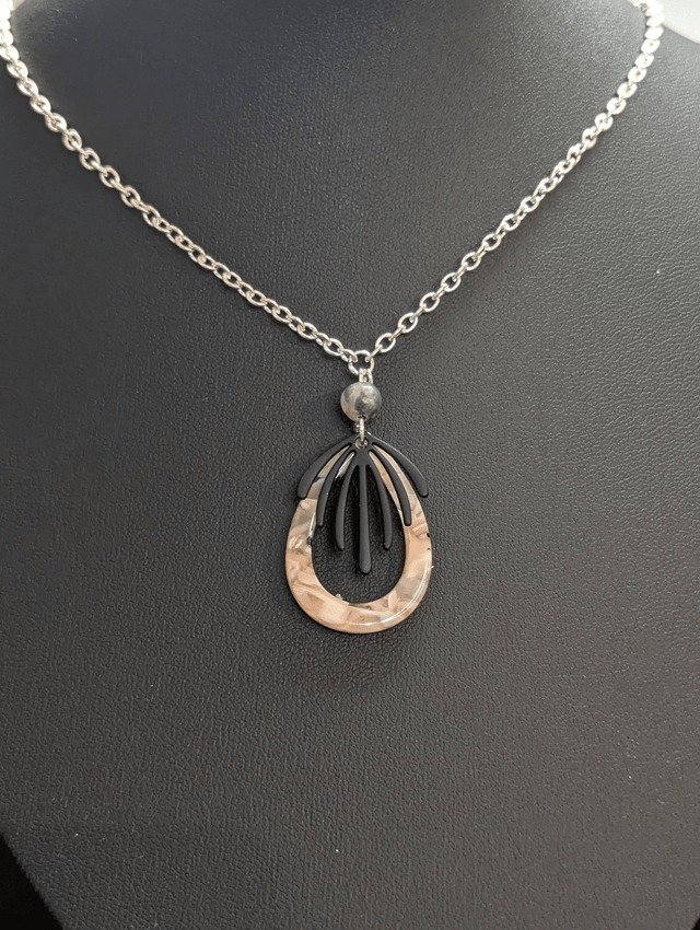 Collier mi long avec chaine couleur argent et deux pendentifs rose et noir et perles naturelle. 