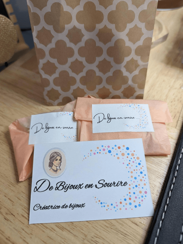 Boucles d'oreilles avec breloque éventail et pompon rose.