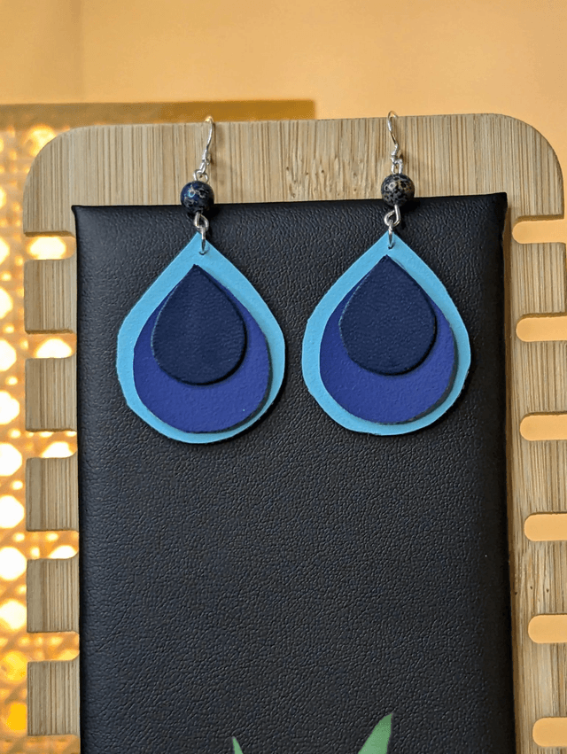 Boucles d'oreilles pendante en similicuir et en tissus enduit avec un dégradé bleu avec des perles naturelles et un  fermoir en argent 925