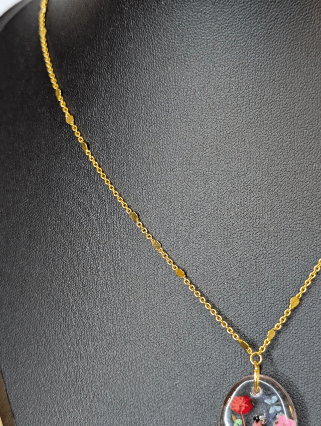 Collier avec pendentif en résine et fleurs séchés