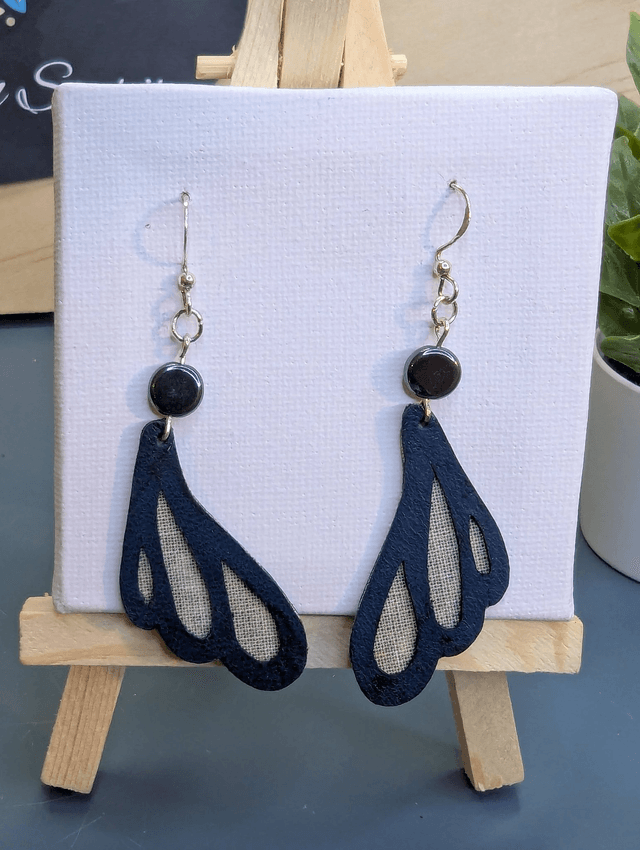 Boucles d'oreilles ailes de papillon bleu en cuir. 