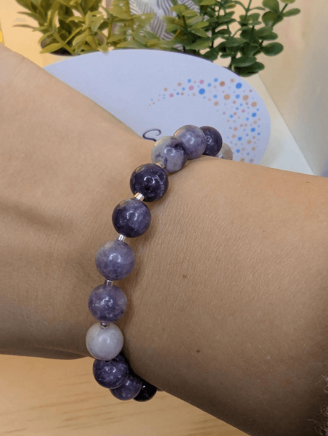 Bracelet en pierre de lépidolite violette, et des perles de rocailles. Le fermoir en de couleur argent ainsi que la chaine fermoir.