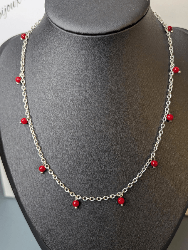 collier court chaine en argent fine et des perles naturelles de turquoise  de couleur rouge, la chaine fermoir est en argent. 