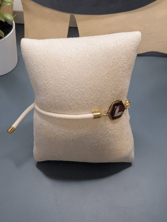 Bracelet corde ajustable blanc et petit hexagone en résine.